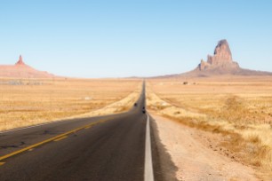 This is what a 15km straight road looks like. It's a serious mental challenge. Darting across the desert landscape for Monument Valley. Kayenta, AZ, USA